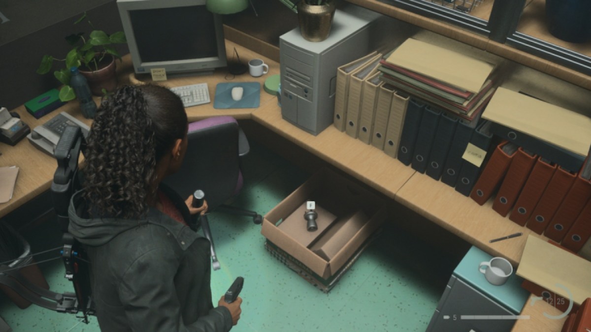Где найти дверную ручку в Alan Wake 2 Desk